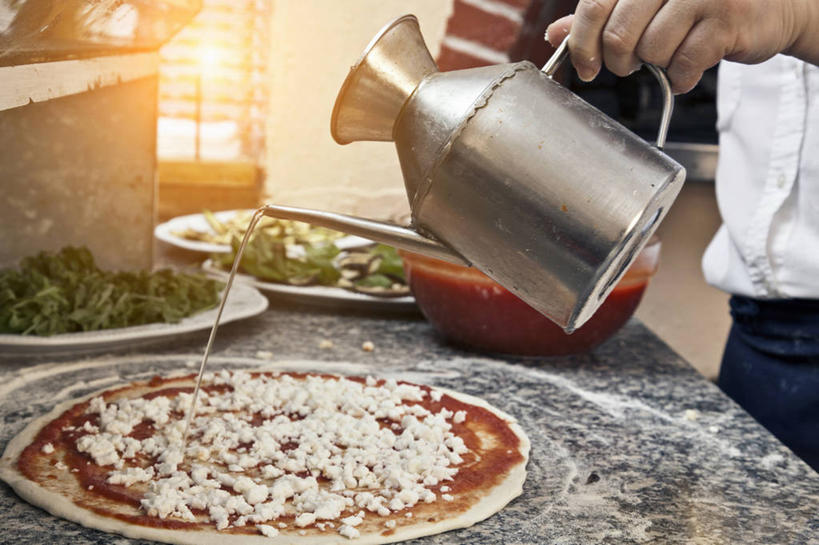 奶酪,西方人,一个人,厨师,站,横图,室内,白天,侧面,工作服,制服,烹饪,西餐,桌面,桌子,蔬菜,餐具,金属制品,欧洲,欧洲人,仅一个男性,仅一个人,握,新鲜,金属,碟子,壶,盘,墙,大理石,食用油,油,干酪,起司,料理,食品,披萨,匹萨,芝士,营养,拿,拿着,菜肴,美食,墙壁,墙面,食物,仅一个年轻男性,盘子,容器,碟,快餐,站着,乳酪,西式,握着,佳肴,有机食品,绿色食品,储藏,乳制品,比萨,储存,油壶,发酵,西式快餐,垃圾食品,意大利薄饼,大理石制品,工作制服,男人,男性,年轻男性,白种人,厨师长,厨子,大厨,主厨,站立,半身,彩图,工作套服,贮存