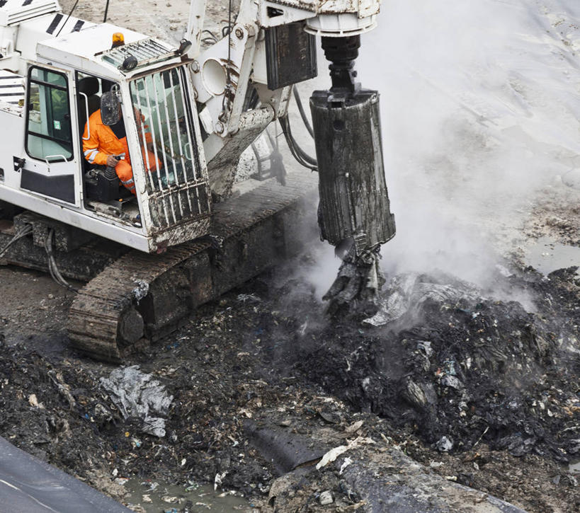 西方人,一个人,工厂,坐,横图,俯视,室外,白天,工作服,制服,汽车,帽子,欧洲,欧洲人,仅一个男性,仅一个人,仅一个中年男性,一堆,许多,阴影,堆叠,堆积,光线,头盔,影子,垃圾,很多,扭头,车,工人,阳光,安全帽,交通工具,低头,转头,机械,工程车,堆,天然气,挖掘机,载具,挖土机,有机物,交通运输,农用机械,工作制服,渣滓,甲烷,无色,无味,可燃冰,沼气,男人,男性,中年男性,白种人,员工,坐着,彩图,高角度拍摄,全身,工作套服,工地,制造厂,匠人,劳动者,体力工