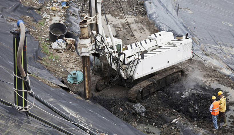 西方人,两个人,同事,工厂,站,横图,俯视,室外,白天,工作服,制服,成功,合作,团队,集体,信心,帽子,欧洲,欧洲人,一堆,许多,阴影,堆叠,堆积,光线,布,管子,头盔,影子,垃圾,很多,扭头,管道,队伍,工人,阳光,安全帽,站着,转头,堆,天然气,布匹,领导,成就,合伙,领袖,防水,有机物,工作制服,防潮,渣滓,油布,甲烷,无色,无味,可燃冰,沼气,老年男性,男人,男性,中年男性,白种人,站立,彩图,高角度拍摄,全身,工作套服,工地,制造厂,安全服,反光背心,反光服,反光衣