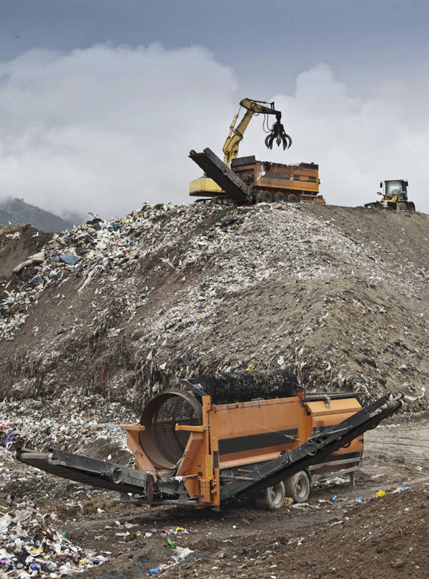 无人,竖图,室外,白天,仰视,技术,建筑,卡车,微型货车,一堆,许多,阴影,堆叠,堆积,光线,影子,云,云朵,垃圾,集装箱,很多,云彩,设备,施工,蓝色,白云,蓝天,天空,阳光,交通工具,天,机械,起重机,集装箱车,晴朗,堆,货车,工程,载具,货运车,渣滓,晴空,载重汽车,彩图,低角度拍摄