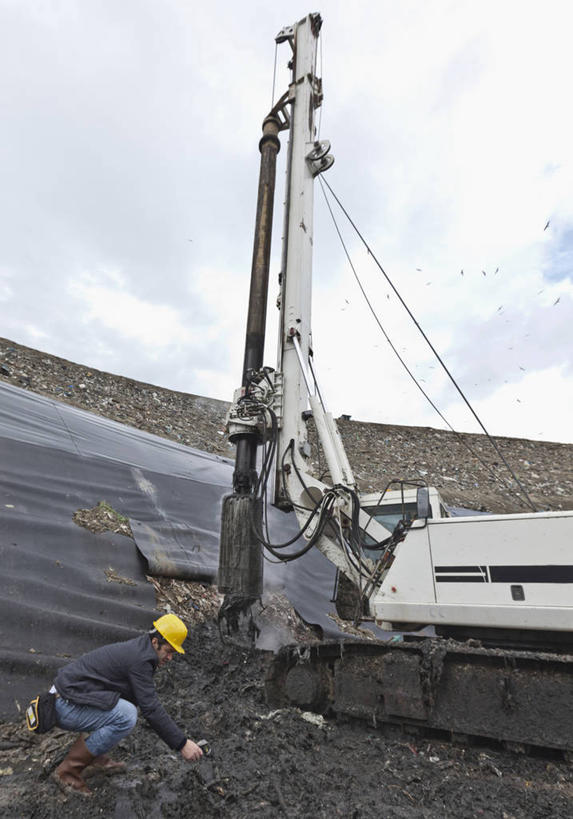 西方人,一个人,工厂,蹲,竖图,室外,白天,侧面,工作服,制服,技术,建筑,帽子,欧洲,欧洲人,仅一个男性,仅一个人,仅一个中年男性,一堆,许多,握,阴影,堆叠,堆积,光线,包,布,头盔,影子,云,云朵,垃圾,很多,拿,云彩,拿着,注视,设备,施工,工人,蓝色,白云,蓝天,天空,阳光,安全帽,天,低头,观察,看,机械,起重机,握着,晴朗,观看,堆,布匹,工程,察看,关注,斜挎包,防水,工作制服,防潮,渣滓,油布,男人,男性,中年男性,白种人,晴空,蹲着,彩图,全身,工作套服,工地,制造厂