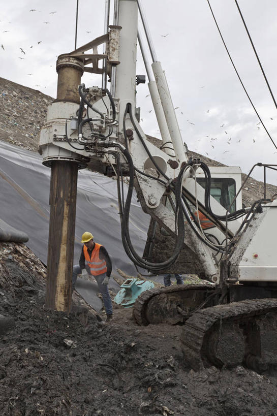 西方人,一个人,工厂,站,竖图,室外,白天,正面,工作服,制服,安全,技术,建筑,帽子,欧洲,欧洲人,仅一个男性,仅一个人,仅一个中年男性,一堆,许多,阴影,堆叠,堆积,电力,光线,布,电线,管子,头盔,线,影子,云,云朵,防护,垃圾,电能,很多,线路,云彩,扭头,注视,设备,管道,施工,工人,蓝色,白云,蓝天,天空,阳光,安全帽,手套,天,低头,观察,看,站着,转头,机械,起重机,庞大,晴朗,观看,张开双腿,堆,电,保护,电源,电源线,复杂,布匹,工程,察看,关注,保险,能量,防水,保全,周全,安稳,安定,防护手套,工作制服,防潮,渣滓,繁杂,油布,展开双腿,平安,男人,男性,中年男性,白种人,晴空,站立,彩图,全身,工作套服,工地,制造厂,安全服,反光背心,反光服,反光衣,伸展双腿