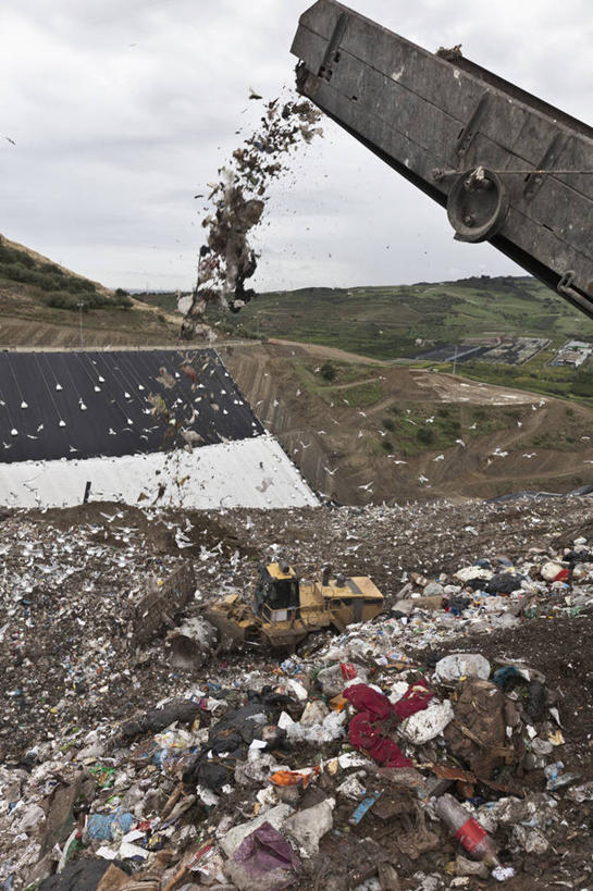 无人,竖图,室外,白天,正面,技术,草地,草坪,山,山脉,植物,建筑,意大利,欧洲,一堆,许多,阴影,堆叠,堆积,光线,布,影子,山峰,云,云朵,垃圾,山峦,很多,凌乱,云彩,洒,车,草,树,树木,施工,蓝色,绿色,白云,蓝天,天空,阳光,自然,交通工具,群山,天,机械,工程车,生长,晴朗,成长,堆,布匹,工程,混乱,南欧,载具,下降,降落,推土机,防水,意大利共和国,首府,交通运输,防潮,工作车,施工车,波伦亚,博洛尼亚,柱廊之城,纷乱,缭乱,庞杂,渣滓,油布,降低,下跌,下落,艾米利亚.罗马涅,艾米利亚.罗马涅大区,晴空,撒,彩图