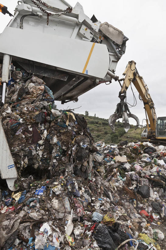 无人,竖图,室外,白天,正面,技术,建筑,卡车,意大利,欧洲,一堆,许多,阴影,堆叠,堆积,光线,影子,云,云朵,垃圾,集装箱,很多,云彩,设备,施工,蓝色,白云,蓝天,天空,阳光,天,机械,起重机,集装箱车,晴朗,堆,货车,工程,南欧,货运车,意大利共和国,首府,波伦亚,博洛尼亚,柱廊之城,渣滓,艾米利亚.罗马涅,艾米利亚.罗马涅大区,晴空,载重汽车,彩图