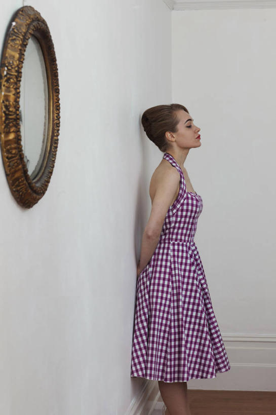 西方人,一个人,站,闭眼,竖图,室内,白天,侧面,裙子,化妆,美容,镜子,欧洲,欧洲人,仅一个年轻女性,仅一个女性,仅一个人,连衣裙,反射,墙,墙壁,墙面,化妆镜,站着,吊带裙,镜像,镜面,背手,光学,年轻女性,女人,女性,白种人,闭眼睛,闭着眼,闭着眼睛,站立,半身,彩图