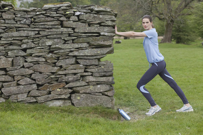 西方人,一个人,站,推,笑,微笑,横图,室外,白天,侧面,草地,草坪,石头,植物,金属制品,欧洲,欧洲人,仅一个年轻女性,仅一个女性,仅一个人,阴影,服装,光线,金属,石子,影子,墙,扭头,注视,休闲装,墙壁,墙面,草,树,树木,衣服,绿色,阳光,自然,瓶子,扶,观察,看,站着,转头,休闲,休闲服,服饰,生长,成长,观看,察看,扶着,关注,保温,保温瓶,年轻女性,女人,女性,白种人,石块,站立,彩图,全身