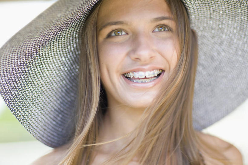 西方人,脸,头,脸颊,头发,一个人,站,笑,微笑,露齿笑,横图,室外,特写,白天,正面,帽子,欧洲,欧洲人,仅一个年轻女性,仅一个女性,仅一个人,阴影,朦胧,模糊,光线,影子,注视,肩膀,阳光,模型,遮阳帽,观察,看,站着,金色,模具,观看,察看,关注,矫正,牙科,牙套,牙箍,校正,校准,牙饰,年轻女性,女人,女性,白种人,头部,长发,脸部,脸蛋,面部,抬头,仰头,站立,半身,彩图,矫正器