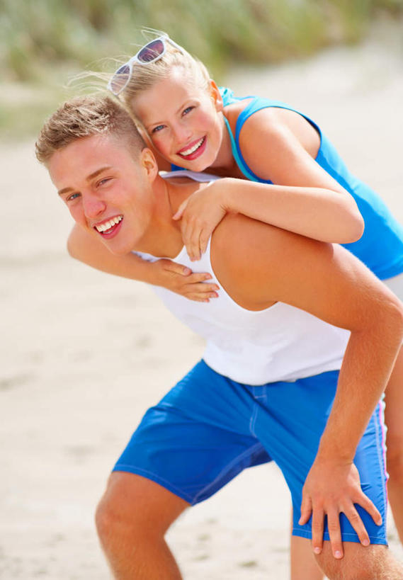 西方人,背,两个人,站,抱,笑,微笑,露齿笑,竖图,室外,白天,正面,爱情,草地,草坪,沙滩,植物,欧洲,欧洲人,弯腰,服装,朦胧,模糊,背心,墨镜,沙子,眼镜,海岸,沙地,浪漫,草,衣服,绿色,太阳镜,太阳眼镜,背着,站着,温暖,温馨,遮阳镜,恩爱,恋人,服饰,抱着,和睦,搂着,衣着,穿着,弯身,背负,衣饰,男人,男性,年轻男性,年轻女性,女人,女性,白种人,情侣,海滩,搂,搂抱,站立,半身,彩图,伴侣,融洽