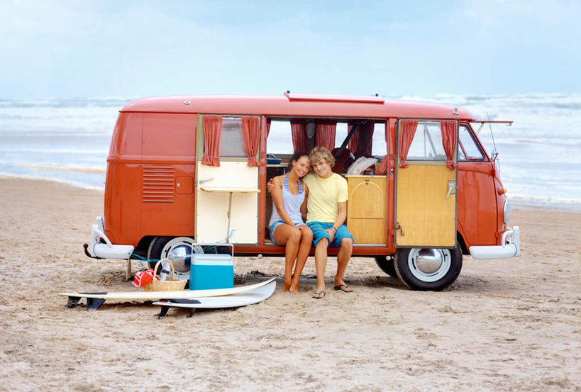 西方人,两个人,坐,抱,横图,室外,白天,正面,爱情,海浪,海洋,沙滩,手提箱,欧洲,欧洲人,一辆,服装,冲浪板,旅行箱,沙子,海岸,浪花,云,云朵,沙地,浪漫,云彩,注视,休闲装,光脚,运动器械,车,衣服,蓝色,白云,蓝天,天空,海水,容器,行李箱,箱子,交通工具,天,观察,看,休闲,温暖,温馨,赤脚,休闲服,健身器械,恩爱,恋人,服饰,晴朗,抱着,观看,储藏,出差,和睦,察看,搂着,储存,关注,载具,露营,野营,健身器材,海景,房车,宿营,露营车,冲浪装备,男人,男性,年轻男性,年轻女性,女人,女性,白种人,情侣,大海,风浪,海,海水的波动,海滩,近岸浪,涌浪,晴空,搂,搂抱,坐着,彩图,全身,旅行,伴侣,融洽,贮存,运动器材