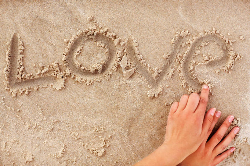 西方人,手,一个人,横图,俯视,室外,特写,白天,沙滩,欧洲,欧洲人,双手,仅一个年轻女性,仅一个女性,仅一个人,一排,整齐,英文,标志,沙子,文字,字符,字母,海岸,沙地,标识,排列,手部,英文字母,书写,队列,年轻女性,女人,女性,白种人,海滩,半身,彩图,高角度拍摄