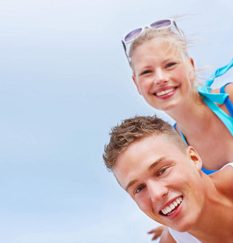 西方人,背,两个人,站,笑,微笑,露齿笑,竖图,室外,白天,仰视,爱情,吊带,欧洲,欧洲人,弯腰,阴影,服装,光线,墨镜,眼镜,影子,云,云朵,浪漫,云彩,注视,吊带衫,衣服,蓝色,白云,蓝天,天空,阳光,太阳镜,太阳眼镜,天,背着,观察,看,站着,温暖,温馨,遮阳镜,恩爱,恋人,服饰,晴朗,观看,和睦,察看,衣着,穿着,关注,弯身,背负,衣饰,男人,男性,年轻男性,年轻女性,女人,女性,白种人,情侣,晴空,站立,半身,彩图,低角度拍摄,伴侣,融洽