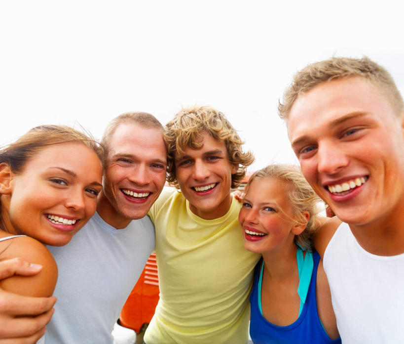 西方人,伙伴,朋友,站,抱,笑,微笑,露齿笑,横图,室外,白天,正面,友谊,欧洲,欧洲人,五个人,一排,服装,整齐,背心,许多人,注视,休闲装,排列,衣服,天空,天,观察,看,站着,一群人,休闲,休闲服,服饰,晴朗,抱着,观看,察看,搂着,队列,关注,万里无云,友情,男人,男性,年轻男性,年轻女性,女人,女性,白种人,晴空,晴空万里,搂,搂抱,站立,半身,彩图