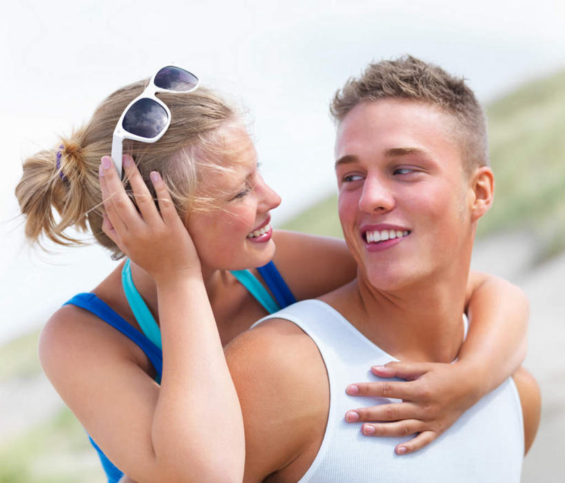 西方人,背,两个人,站,抱,笑,微笑,露齿笑,横图,室外,白天,正面,爱情,草地,草坪,沙滩,植物,欧洲,欧洲人,抱头,服装,朦胧,模糊,背心,墨镜,沙子,眼镜,海岸,沙地,浪漫,注视,草,衣服,蓝色,绿色,蓝天,天空,太阳镜,太阳眼镜,天,背着,观察,看,站着,温暖,温馨,遮阳镜,恩爱,恋人,服饰,晴朗,抱着,观看,和睦,察看,搂着,衣着,穿着,关注,万里无云,背负,捧首,捧头,衣饰,男人,男性,年轻男性,年轻女性,女人,女性,白种人,情侣,海滩,晴空,晴空万里,搂,搂抱,站立,半身,彩图,伴侣,融洽