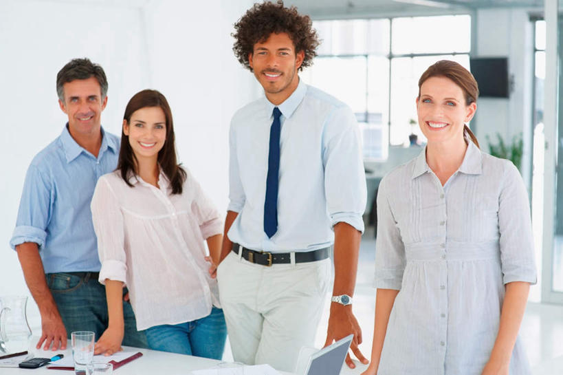 西方人,四个人,伙伴,朋友,商务人士,商务男性,商务女性,办公室,站,笑,微笑,露齿笑,横图,室内,白天,正面,衬衫,友谊,合作,团队,植物,窗户,家具,落地窗,桌子,欧洲,欧洲人,撑,套装,时间,材料,档案,盆栽,时钟,手表,文件,办公桌,墙,盆景,计时,注视,腰带,玻璃窗,墙壁,墙面,绿色,白色,自然,资料,钟表,观察,看,站着,表,战略,生长,成长,观看,皮带,腕表,察看,撑着,关注,文档,商务装,工薪阶层,配饰,办公家具,联合,合谋,裤带,配合,协作,男人,男性,女人,女性,中年男性,中年女性,白种人,白领,上班族,钟,站立,半身,彩图,衬衣