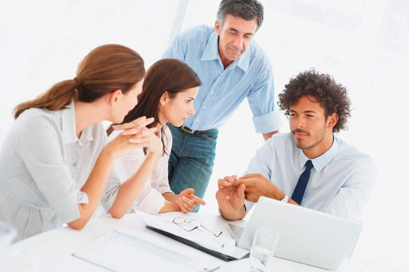 西方人,四个人,伙伴,朋友,商务人士,商务男性,商务女性,办公室,站,坐,笑,说,双手交叉,微笑,横图,室内,白天,正面,衬衫,讨论,友谊,合作,团队,电脑,笔记本电脑,家具,桌子,欧洲,欧洲人,撑,套装,网络,材料,档案,文件,办公桌,墙,领带,扭头,注视,通讯设备,墙壁,墙面,白色,资料,低头,观察,看,站着,转头,战略,观看,察看,无线,撑着,象征,庄重,关注,文档,通信设备,商务装,身份,无线网络,无线上网,便携式电脑,工薪阶层,办公家具,联合,合谋,正式,地位,交流,配合,协作,手提电脑,男人,男性,女人,女性,中年男性,中年女性,白种人,白领,上班族,沟通,讲话,交谈,商讨,十字手,说话,谈话,站立,坐着,半身,彩图,衬衣