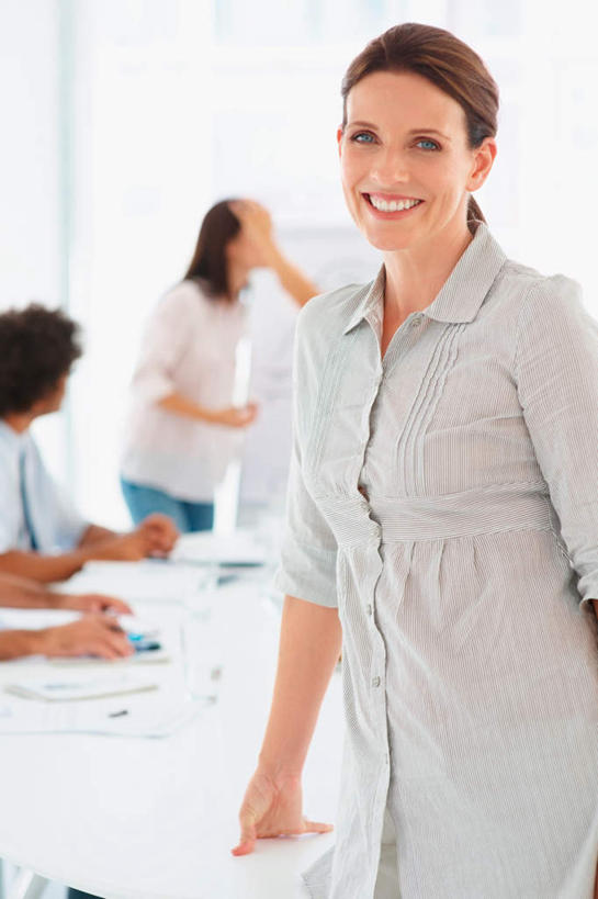 西方人,四个人,伙伴,朋友,商务人士,商务男性,商务女性,办公室,站,坐,笑,说,微笑,露齿笑,竖图,室内,白天,正面,衬衫,讨论,友谊,合作,团队,窗户,家具,落地窗,桌子,欧洲,欧洲人,握,阴影,套装,朦胧,模糊,反射,材料,档案,文件,影子,办公桌,注视,玻璃窗,白板,资料,观察,看,站着,战略,握着,观看,察看,关注,文档,商务装,记录板,工薪阶层,记事板,办公家具,联合,合谋,交流,配合,协作,男人,男性,女人,女性,中年男性,中年女性,白种人,白领,上班族,沟通,讲话,交谈,商讨,说话,谈话,站立,坐着,半身,彩图,衬衣