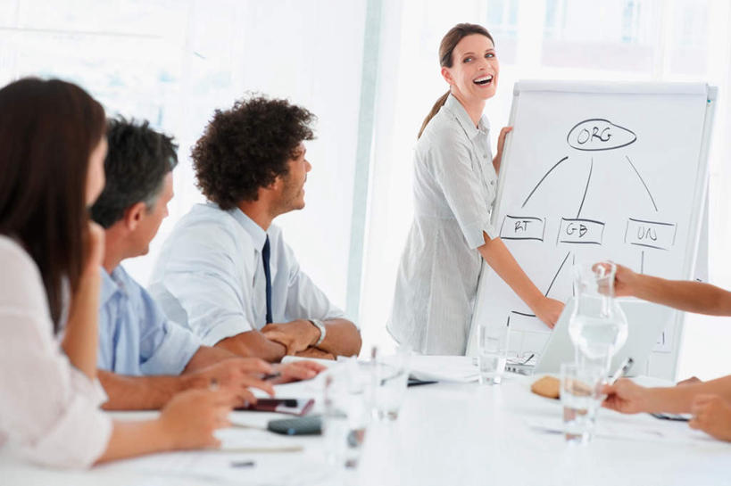 点心,西方人,伙伴,朋友,商务人士,商务男性,商务女性,办公室,站,坐,笑,说,微笑,露齿笑,横图,室内,白天,正面,衬衫,讨论,友谊,合作,团队,水,窗户,家具,落地窗,桌子,杯子,餐具,欧洲,欧洲人,五个人,握,套装,时间,材料,档案,碟子,盘,时钟,手表,文件,液体,办公桌,食品,曲奇,许多人,拿,计时,拿着,扭头,注视,饮用水,玻璃窗,玻璃制品,食物,白板,盘子,水杯,资料,碟,钟表,饼干,零食,矿泉水,观察,看,站着,转头,一群人,表,战略,握着,观看,腕表,察看,关注,文档,商务装,记录板,曲奇饼,工薪阶层,蒸馏水,曲奇饼干,记事板,办公家具,联合,合谋,交流,配合,协作,男人,男性,女人,女性,中年男性,中年女性,白种人,白领,上班族,玻璃杯,钟,沟通,讲话,交谈,商讨,说话,谈话,站立,坐着,半身,彩图,衬衣