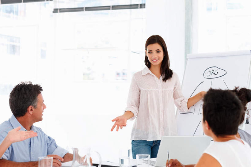 西方人,四个人,伙伴,朋友,商务人士,商务男性,商务女性,办公室,站,坐,笑,说,微笑,露齿笑,横图,室内,白天,正面,衬衫,讨论,友谊,合作,团队,水,窗户,家具,落地窗,桌子,杯子,欧洲,欧洲人,套装,材料,档案,文件,液体,纸,办公桌,注视,饮用水,玻璃窗,玻璃制品,白板,手稿,水杯,资料,矿泉水,观察,看,站着,战略,观看,证明,察看,关注,文档,商务装,记录板,工薪阶层,蒸馏水,记事板,办公家具,联合,合谋,交流,配合,协作,男人,男性,女人,女性,中年男性,中年女性,白种人,白领,上班族,玻璃杯,沟通,讲话,交谈,商讨,说话,谈话,站立,坐着,半身,彩图,衬衣