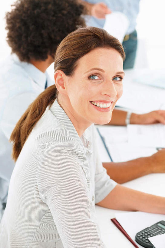 西方人,两个人,伙伴,朋友,商务人士,商务男性,商务女性,坐,笑,微笑,露齿笑,竖图,室内,白天,侧面,衬衫,友谊,合作,团队,桌面,桌子,欧洲,欧洲人,套装,朦胧,模糊,时间,木制,材料,档案,时钟,手表,文件,纸,计时,扭头,注视,木制品,手稿,资料,钟表,观察,看,转头,表,战略,观看,腕表,证明,察看,关注,文档,商务装,工薪阶层,联合,合谋,配合,协作,男人,男性,年轻男性,女人,女性,中年女性,白种人,白领,上班族,钟,坐着,半身,彩图,衬衣