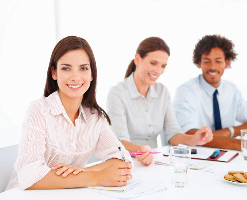 点心,西方人,三个人,伙伴,朋友,商务人士,商务男性,商务女性,办公室,坐,笑,微笑,露齿笑,横图,室内,白天,正面,衬衫,友谊,合作,团队,水,家具,桌子,杯子,餐具,欧洲,欧洲人,握,套装,时间,材料,档案,碟子,盘,时钟,手表,文件,液体,纸,办公桌,墙,食品,曲奇,拿,计时,拿着,注视,饮用水,墙壁,墙面,玻璃制品,食物,白色,盘子,手稿,水杯,资料,碟,钟表,饼干,零食,矿泉水,观察,看,表,战略,握着,观看,腕表,证明,察看,关注,文档,商务装,曲奇饼,工薪阶层,蒸馏水,曲奇饼干,办公家具,联合,合谋,配合,协作,男人,男性,年轻男性,年轻女性,女人,女性,中年女性,白种人,白领,上班族,玻璃杯,钟,坐着,半身,彩图,衬衣