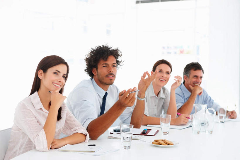 点心,西方人,四个人,伙伴,朋友,商务人士,商务男性,商务女性,办公室,坐,笑,微笑,露齿笑,横图,室内,白天,正面,衬衫,友谊,合作,团队,水,家具,桌子,杯子,餐具,欧洲,欧洲人,撑,握,套装,时间,笔,材料,档案,碟子,盘,时钟,手表,文件,液体,纸,办公桌,墙,食品,办公用品,曲奇,拿,计时,拿着,托腮,注视,饮用水,水笔,墙壁,墙面,玻璃制品,文具,食物,白色,盘子,手稿,水杯,学习用品,资料,碟,钟表,饼干,零食,矿泉水,观察,看,托,表,战略,握着,观看,腕表,文具用品,证明,察看,关注,托下巴,文档,商务装,曲奇饼,工薪阶层,蒸馏水,曲奇饼干,办公家具,联合,合谋,配合,协作,男人,男性,女人,女性,中年男性,中年女性,白种人,白领,上班族,玻璃杯,钟,坐着,半身,彩图,衬衣