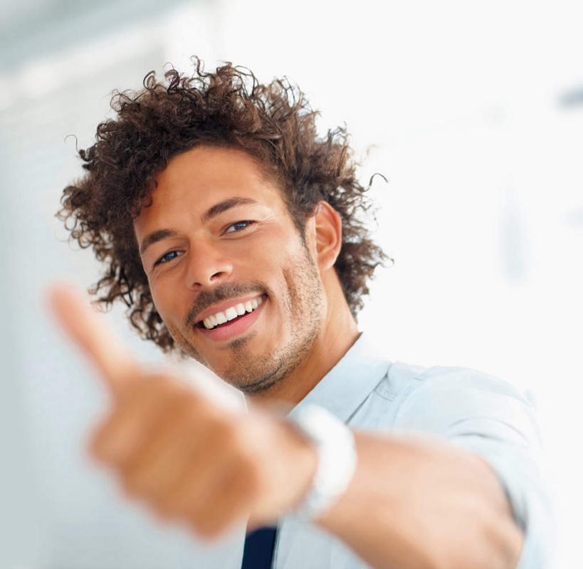 西方人,脸,头,脸颊,手,一个人,商务人士,商务男性,站,笑,微笑,露齿笑,横图,室内,特写,白天,正面,衬衫,智慧,欧洲,欧洲人,仅一个男性,仅一个人,仅一个中年男性,突出,套装,朦胧,模糊,时间,时钟,手表,墙,领带,计时,注视,称赞,表扬,肩膀,墙壁,墙面,白色,钟表,观察,看,手势,站着,手部,表,竖,观看,翘,单手,高,腕表,察看,夸奖,象征,优秀,庄重,关注,商务装,身份,工薪阶层,好,妙,顺利,出色,超群,杰出,卓越,奇妙,正式,地位,聪明,男人,男性,中年男性,白种人,大拇指,头部,脸部,脸蛋,面部,白领,上班族,钟,站立,半身,彩图,衬衣