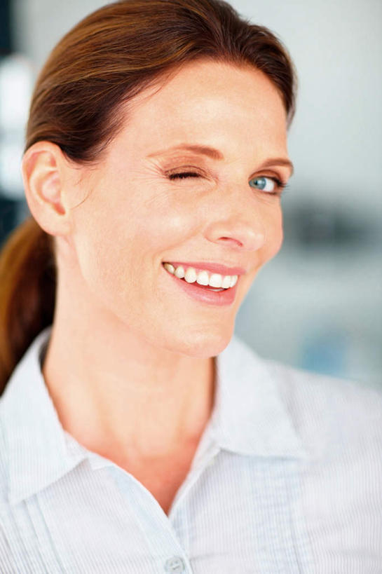 西方人,脸,头,脸颊,一个人,商务人士,商务女性,站,笑,微笑,露齿笑,竖图,室内,特写,白天,正面,欧洲,欧洲人,仅一个女性,仅一个人,阴影,套装,朦胧,模糊,反射,影子,注视,肩膀,观察,看,站着,仅一个中年女性,眯眼,眯,观看,察看,关注,商务装,工薪阶层,女人,女性,中年女性,白种人,头部,脸部,脸蛋,面部,白领,上班族,站立,半身,彩图