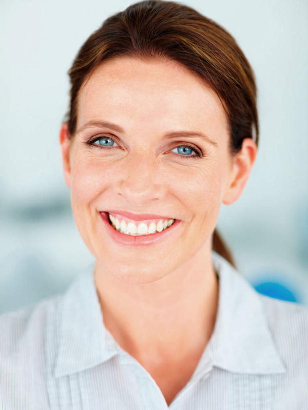 西方人,脸,头,脸颊,一个人,商务人士,商务女性,站,笑,微笑,露齿笑,竖图,室内,特写,白天,正面,欧洲,欧洲人,仅一个女性,仅一个人,阴影,套装,朦胧,模糊,反射,影子,墙,注视,肩膀,墙壁,墙面,白色,观察,看,站着,仅一个中年女性,观看,察看,关注,商务装,工薪阶层,女人,女性,中年女性,白种人,头部,脸部,脸蛋,面部,白领,上班族,站立,半身,彩图