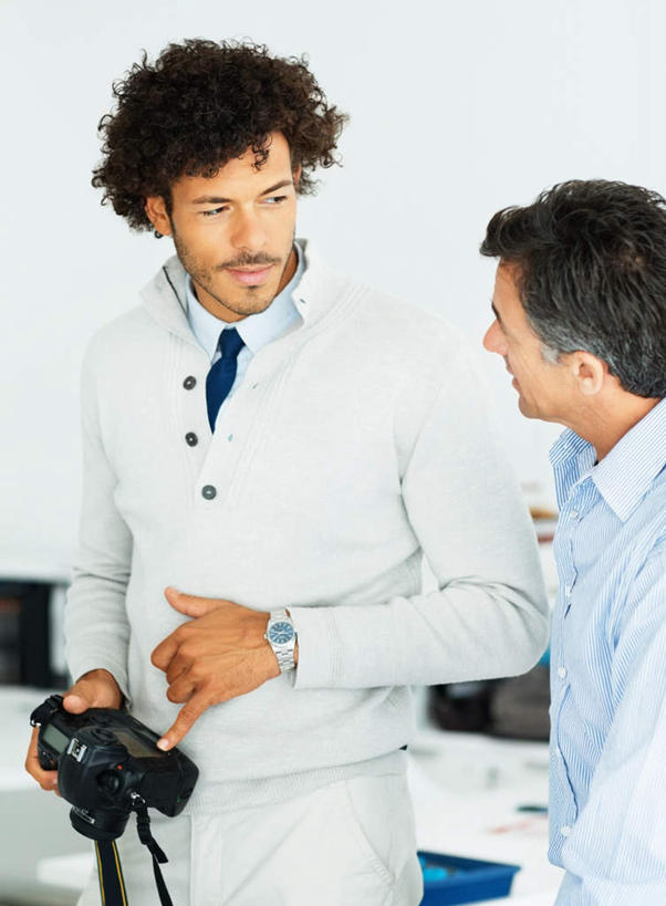 西方人,两个人,伙伴,朋友,商务人士,商务男性,办公室,站,说,竖图,室内,白天,正面,衬衫,讨论,友谊,合作,团队,家具,桌子,相机,欧洲,欧洲人,握,套装,时间,时钟,手表,办公桌,墙,拿,计时,拿着,扭头,注视,墙壁,墙面,拍照,白色,数码相机,钟表,观察,看,站着,转头,表,单反,战略,握着,摄影,观看,单反相机,腕表,察看,关注,商务装,工薪阶层,办公家具,联合,合谋,交流,配合,协作,男人,男性,中年男性,白种人,白领,上班族,照相机,钟,沟通,讲话,交谈,商讨,说话,谈话,站立,半身,彩图,衬衣,照相