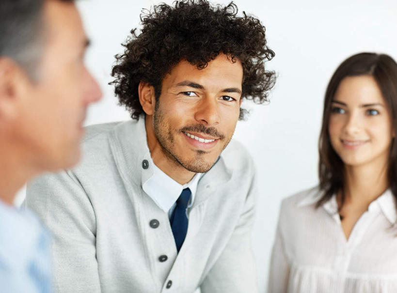 西方人,脸,头,脸颊,三个人,伙伴,朋友,商务人士,商务男性,商务女性,站,笑,微笑,露齿笑,横图,室内,特写,白天,正面,衬衫,友谊,合作,团队,欧洲,欧洲人,阴影,套装,朦胧,模糊,反射,影子,墙,领带,注视,肩膀,墙壁,墙面,白色,观察,看,站着,战略,观看,察看,象征,庄重,关注,商务装,身份,工薪阶层,联合,合谋,正式,地位,配合,协作,男人,男性,年轻女性,女人,女性,中年男性,白种人,头部,脸部,脸蛋,面部,白领,上班族,站立,半身,彩图,衬衣