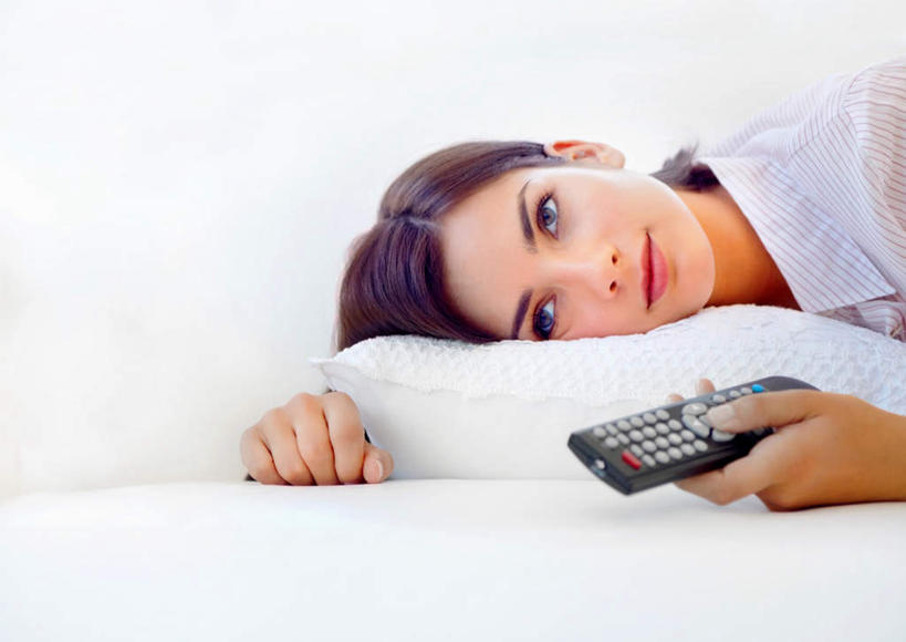 西方人,一个人,客厅,躺,横图,室内,白天,正面,窗户,落地窗,沙发,欧洲,欧洲人,仅一个年轻女性,仅一个女性,仅一个人,握,服装,拿,拿着,注视,休闲装,玻璃窗,衣服,遥控器,观察,看,休闲,休闲服,握着,服饰,观看,察看,操作,起居室,关注,布艺沙发,客堂,卧着,按键,年轻女性,女人,女性,白种人,躺着,卧,半身,彩图