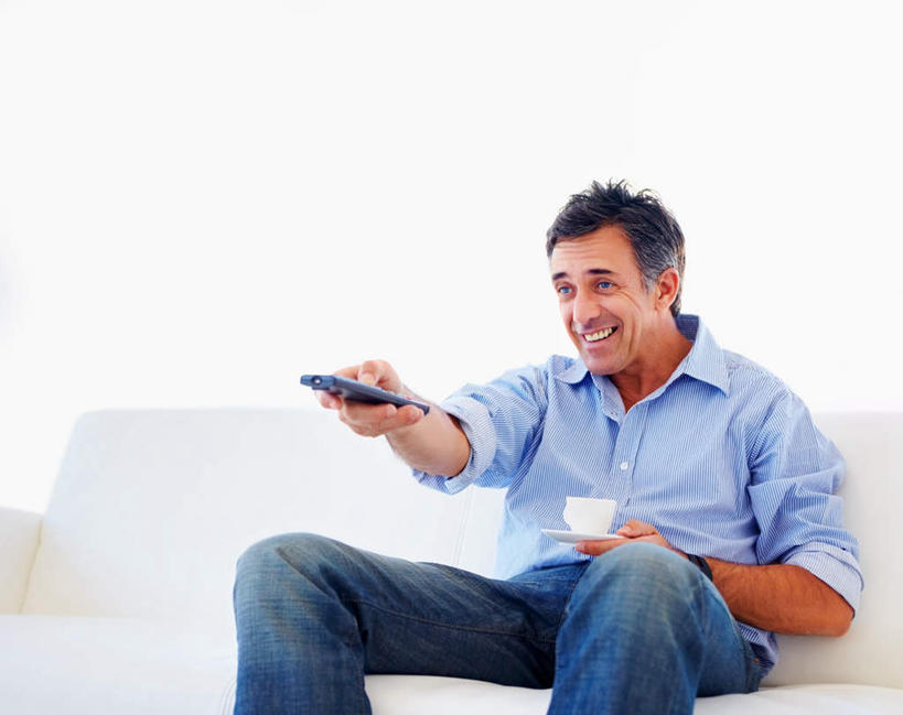 西方人,一个人,客厅,坐,笑,微笑,露齿笑,横图,室内,白天,正面,沙发,杯子,欧洲,欧洲人,仅一个男性,仅一个人,仅一个中年男性,敲打,握,服装,裤子,瓷器,墙,咖啡杯,陶瓷制品,拿,拿着,注视,牛仔裤,休闲装,输入,墙壁,墙面,衣服,白色,遥控器,打字,观察,看,休闲,休闲服,握着,服饰,观看,点击,敲击,察看,起居室,关注,瓷杯,布艺沙发,客堂,按键,男人,男性,中年男性,白种人,坐着,半身,彩图