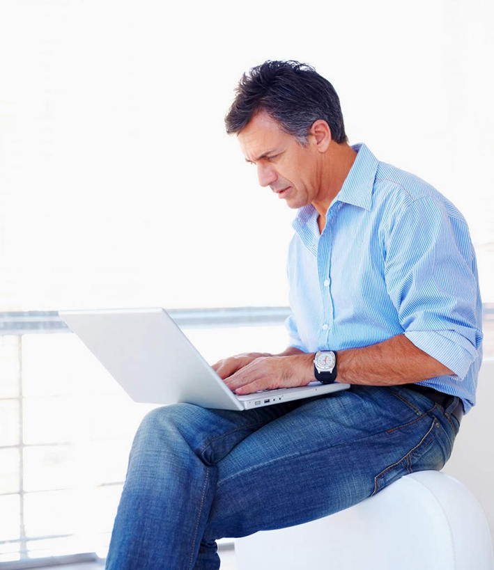 西方人,一个人,商务人士,商务男性,办公室,坐,竖图,室内,白天,侧面,衬衫,电脑,笔记本电脑,窗户,家具,落地窗,桌子,欧洲,欧洲人,仅一个男性,仅一个人,仅一个中年男性,敲打,套装,裤子,时间,网络,时钟,手表,办公桌,二郎腿,计时,注视,牛仔裤,输入,通讯设备,玻璃窗,钟表,打字,低头,观察,看,表,观看,点击,敲击,腕表,察看,无线,关注,通信设备,商务装,无线网络,无线上网,便携式电脑,工薪阶层,办公家具,按键,手提电脑,男人,男性,中年男性,白种人,白领,上班族,钟,坐着,半身,彩图,衬衣