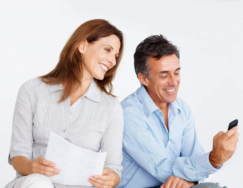 西方人,两个人,夫妻,商务人士,商务男性,商务女性,坐,笑,打电话,微笑,露齿笑,横图,室内,白天,白色背景,正面,衬衫,爱情,电话,手机,欧洲,欧洲人,敲打,握,阴影,套装,反射,材料,档案,文件,影子,浪漫,拿,拿着,扭头,注视,输入,通讯设备,资料,打字,观察,看,转头,恩爱,握着,恋人,摄影,影棚,观看,点击,敲击,察看,关注,文档,商务装,工薪阶层,交流,按键,男人,男性,女人,女性,中年男性,中年女性,白种人,夫妇,情侣,白领,上班族,沟通,通话,坐着,半身,彩图,影棚拍摄,衬衣,拍摄,伴侣