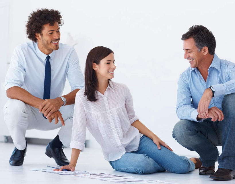 西方人,三个人,伙伴,朋友,商务人士,商务男性,商务女性,坐,蹲,笑,微笑,露齿笑,横图,室内,白天,正面,衬衫,友谊,合作,团队,欧洲,欧洲人,套装,时间,材料,档案,时钟,手表,文件,纸,墙,领带,计时,扭头,注视,墙壁,墙面,白色,手稿,资料,钟表,观察,看,转头,表,战略,观看,腕表,证明,察看,象征,庄重,关注,文档,商务装,身份,工薪阶层,联合,合谋,正式,地位,配合,协作,男人,男性,年轻男性,年轻女性,女人,女性,中年女性,白种人,白领,上班族,钟,蹲着,坐着,半身,彩图,衬衣