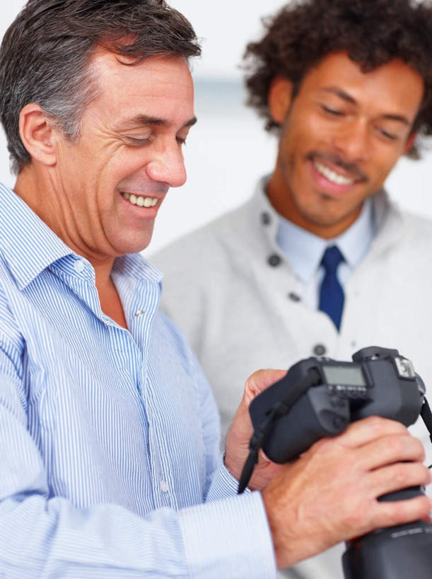 西方人,两个人,伙伴,朋友,商务人士,商务男性,站,笑,微笑,露齿笑,竖图,室内,白天,正面,衬衫,友谊,合作,团队,相机,欧洲,欧洲人,握,套装,墙,领带,拿,拿着,注视,墙壁,墙面,拍照,白色,数码相机,观察,看,站着,单反,战略,握着,摄影,观看,单反相机,察看,象征,庄重,关注,商务装,身份,工薪阶层,联合,合谋,正式,地位,配合,协作,男人,男性,中年男性,白种人,白领,上班族,照相机,站立,半身,彩图,衬衣,照相