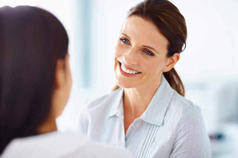 西方人,脸,头,脸颊,背部,两个人,伙伴,朋友,商务人士,商务女性,站,笑,微笑,露齿笑,横图,室内,特写,白天,正面,友谊,合作,团队,欧洲,欧洲人,阴影,套装,朦胧,模糊,反射,影子,墙,注视,肩膀,墙壁,墙面,白色,观察,看,站着,战略,观看,察看,关注,商务装,工薪阶层,联合,合谋,配合,协作,年轻女性,女人,女性,中年女性,白种人,头部,脸部,脸蛋,面部,白领,上班族,站立,半身,彩图