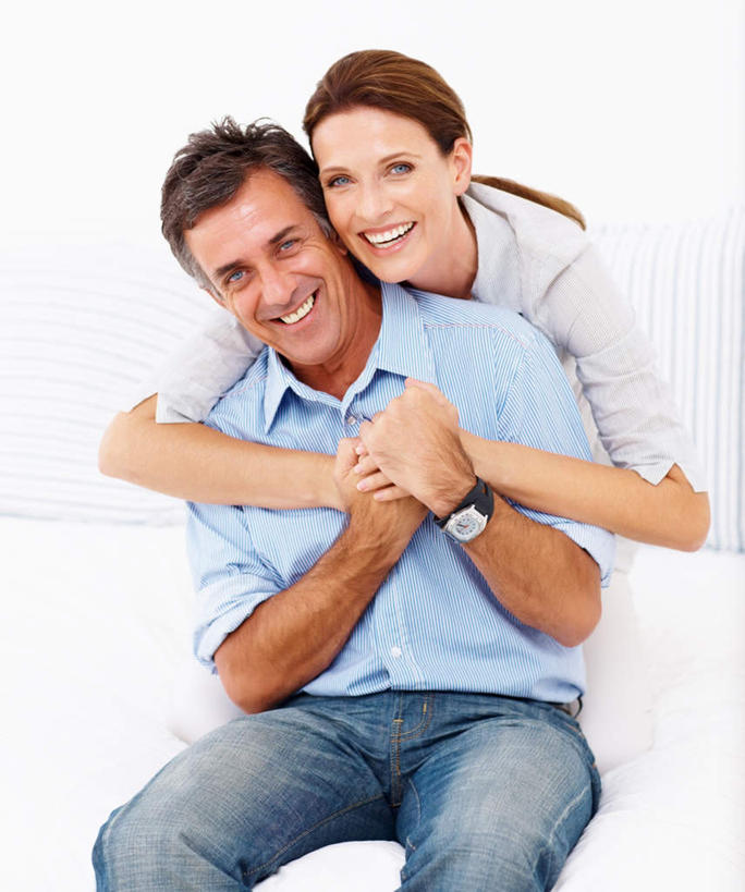 西方人,中年人,两个人,家庭,夫妻,客厅,站,坐,抱,笑,微笑,露齿笑,竖图,室内,白天,正面,爱情,沙发,欧洲,欧洲人,弯腰,服装,时间,时钟,手表,墙,浪漫,计时,注视,休闲装,墙壁,墙面,衣服,白色,钟表,观察,看,站着,休闲,温暖,温馨,一家人,休闲服,表,恩爱,恋人,服饰,抱着,观看,腕表,和睦,察看,起居室,搂着,关注,布艺沙发,弯身,客堂,男人,男性,女人,女性,中年男性,中年女性,白种人,夫妇,情侣,钟,搂,搂抱,站立,坐着,半身,彩图,伴侣,融洽