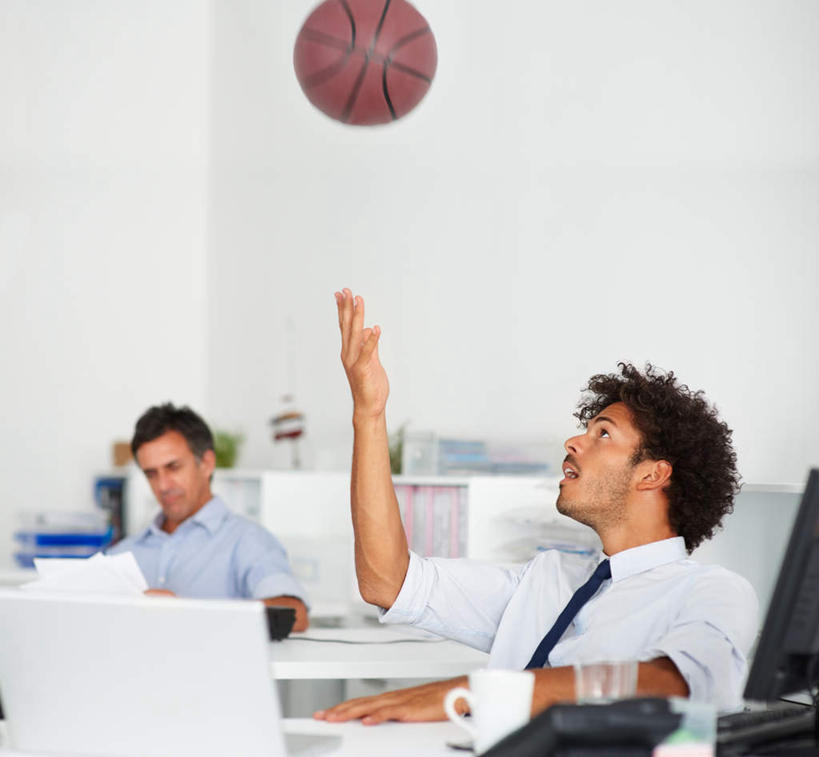 西方人,两个人,伙伴,朋友,商务人士,商务男性,办公室,坐,投,举,横图,室内,白天,正面,衬衫,友谊,合作,团队,电脑,笔记本电脑,显示器,鼠标,键盘,篮球,植物,家具,桌子,杯子,椅子,欧洲,欧洲人,套装,朦胧,模糊,网络,材料,瓷器,档案,盆栽,文件,纸,办公桌,墙,咖啡杯,篮球装备,领带,盆景,陶瓷制品,注视,通讯设备,运动器械,墙壁,墙面,绿色,白色,自然,会议椅,手稿,资料,观察,看,托,健身器械,台式电脑,战略,生长,成长,观看,办公椅,证明,察看,无线,象征,庄重,关注,文档,瓷杯,通信设备,商务装,身份,无线网络,健身器材,篮球运动,无线上网,便携式电脑,工薪阶层,办公家具,联合,合谋,正式,地位,商务椅,培训椅,配合,协作,手提电脑,男人,男性,中年男性,白种人,白领,上班族,举起,举手,举着,抛,扔,撒,抬头,向上举,向上伸,向上托,仰头,掷,坐着,半身,彩图,衬衣,运动器材