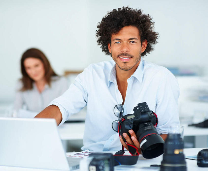 西方人,两个人,伙伴,朋友,商务人士,商务男性,商务女性,办公室,站,坐,笑,微笑,露齿笑,横图,室内,白天,正面,衬衫,友谊,合作,团队,电脑,笔记本电脑,家具,桌子,相机,欧洲,欧洲人,握,套装,朦胧,模糊,网络,办公桌,墙,拿,拿着,注视,通讯设备,墙壁,墙面,拍照,白色,数码相机,观察,看,站着,单反,战略,握着,摄影,观看,单反相机,察看,无线,关注,通信设备,商务装,无线网络,无线上网,便携式电脑,工薪阶层,办公家具,联合,合谋,配合,协作,手提电脑,男人,男性,女人,女性,中年男性,中年女性,白种人,白领,上班族,照相机,站立,坐着,半身,彩图,衬衣,照相