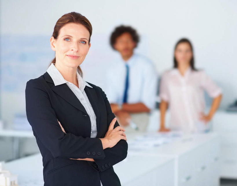 西方人,三个人,伙伴,朋友,商务人士,商务男性,商务女性,办公室,站,笑,双手交叉,微笑,横图,室内,白天,正面,衬衫,友谊,合作,团队,家具,桌子,欧洲,欧洲人,套装,朦胧,模糊,时间,材料,档案,时钟,手表,文件,纸,办公桌,墙,领带,计时,注视,手叉腰,墙壁,墙面,白色,手稿,资料,钟表,叉腰,观察,看,站着,表,战略,观看,腕表,证明,察看,双手抱胸,象征,庄重,关注,文档,商务装,身份,工薪阶层,办公家具,联合,合谋,正式,地位,配合,协作,男人,男性,年轻女性,女人,女性,中年男性,中年女性,白种人,白领,上班族,钟,站立,半身,彩图,衬衣