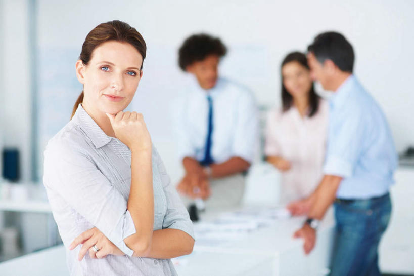 西方人,四个人,伙伴,朋友,商务人士,商务男性,商务女性,办公室,站,笑,说,微笑,横图,室内,白天,正面,衬衫,讨论,友谊,合作,团队,家具,桌子,欧洲,欧洲人,撑,套装,朦胧,模糊,时间,材料,档案,时钟,手表,文件,纸,办公桌,墙,领带,计时,托腮,注视,墙壁,墙面,白色,手稿,资料,钟表,观察,看,托,站着,表,战略,观看,腕表,证明,察看,象征,庄重,关注,托下巴,文档,商务装,身份,工薪阶层,办公家具,联合,合谋,正式,地位,交流,配合,协作,男人,男性,女人,女性,中年男性,中年女性,白种人,白领,上班族,钟,沟通,讲话,交谈,商讨,说话,谈话,站立,半身,彩图,衬衣