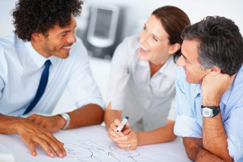 西方人,三个人,伙伴,朋友,商务人士,商务男性,商务女性,办公室,坐,笑,微笑,露齿笑,横图,室内,白天,正面,衬衫,友谊,合作,团队,家具,桌子,欧洲,欧洲人,撑,握,套装,朦胧,模糊,时间,笔,时钟,手表,图纸,办公桌,墙,办公用品,设计图,拿,计时,拿着,扭头,托腮,注视,水笔,墙壁,墙面,文具,白色,学习用品,钟表,观察,看,托,转头,表,战略,握着,观看,腕表,文具用品,察看,关注,托下巴,商务装,工程图,草图,蓝图,工薪阶层,办公家具,联合,合谋,配合,协作,男人,男性,女人,女性,中年男性,中年女性,白种人,白领,上班族,设计,钟,坐着,半身,彩图,衬衣