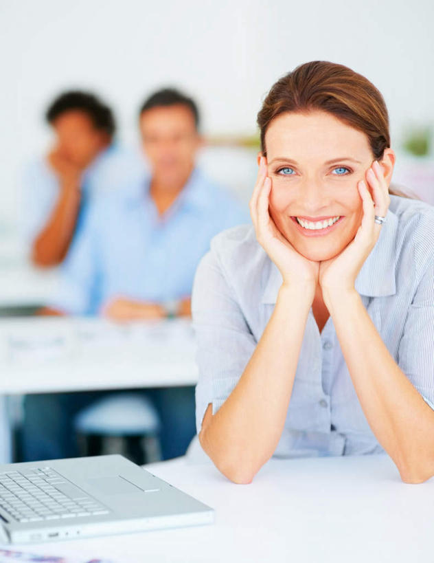 西方人,三个人,伙伴,朋友,商务人士,商务男性,商务女性,办公室,坐,笑,微笑,露齿笑,竖图,室内,白天,正面,衬衫,友谊,合作,团队,电脑,笔记本电脑,植物,家具,桌子,欧洲,欧洲人,撑,套装,朦胧,模糊,网络,盆栽,办公桌,墙,盆景,托腮,注视,通讯设备,墙壁,墙面,绿色,白色,自然,观察,看,托,战略,生长,成长,观看,察看,无线,关注,托下巴,通信设备,商务装,无线网络,无线上网,便携式电脑,工薪阶层,办公家具,联合,合谋,配合,协作,手提电脑,男人,男性,女人,女性,中年男性,中年女性,白种人,白领,上班族,坐着,半身,彩图,衬衣