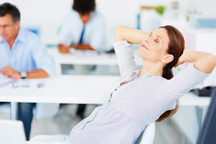 西方人,三个人,伙伴,朋友,商务人士,商务男性,商务女性,办公室,坐,闭眼,笑,微笑,横图,室内,白天,正面,衬衫,友谊,合作,团队,电脑,笔记本电脑,植物,家具,桌子,欧洲,欧洲人,抱头,握,套装,朦胧,模糊,时间,网络,材料,档案,盆栽,时钟,手表,文件,纸,办公桌,墙,领带,盆景,拿,计时,拿着,注视,通讯设备,墙壁,墙面,绿色,白色,自然,手稿,资料,钟表,低头,观察,看,表,战略,握着,生长,成长,观看,腕表,证明,察看,双手抱头,无线,书写,象征,庄重,关注,文档,通信设备,商务装,身份,无线网络,无线上网,便携式电脑,工薪阶层,办公家具,联合,合谋,正式,地位,捧首,捧头,配合,协作,手提电脑,男人,男性,女人,女性,中年男性,中年女性,白种人,白领,上班族,钟,闭眼睛,闭着眼,闭着眼睛,坐着,半身,彩图,衬衣