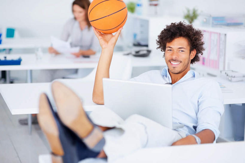 西方人,两个人,商务人士,商务男性,商务女性,办公室,坐,举,笑,打电话,微笑,露齿笑,横图,室内,白天,正面,衬衫,电脑,笔记本电脑,篮球,植物,家具,桌子,电话,欧洲,欧洲人,握,套装,朦胧,模糊,时间,网络,材料,档案,盆栽,时钟,手表,文件,纸,办公桌,墙,篮球装备,盆景,拿,计时,拿着,注视,通讯设备,运动器械,墙壁,墙面,绿色,白色,自然,话筒,手稿,资料,钟表,观察,看,托,表,电话线,健身器械,握着,生长,成长,观看,腕表,证明,察看,无线,固定电话,关注,文档,通信设备,商务装,无线网络,健身器材,篮球运动,无线上网,便携式电脑,工薪阶层,办公家具,交流,手提电脑,男人,男性,女人,女性,中年男性,中年女性,白种人,白领,上班族,电话机,钟,沟通,举起,举手,举着,通话,向上举,向上伸,向上托,坐着,半身,彩图,衬衣,运动器材