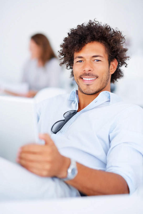 西方人,两个人,商务人士,商务男性,商务女性,办公室,坐,笑,微笑,露齿笑,竖图,室内,白天,正面,衬衫,电脑,笔记本电脑,家具,桌子,欧洲,欧洲人,握,套装,朦胧,模糊,时间,网络,材料,档案,墨镜,时钟,手表,文件,眼镜,纸,办公桌,墙,拿,计时,拿着,注视,通讯设备,墙壁,墙面,白色,手稿,太阳镜,太阳眼镜,资料,钟表,观察,看,表,遮阳镜,握着,观看,腕表,证明,察看,无线,关注,文档,通信设备,商务装,无线网络,无线上网,便携式电脑,工薪阶层,办公家具,手提电脑,男人,男性,女人,女性,中年男性,中年女性,白种人,白领,上班族,钟,坐着,半身,彩图,衬衣