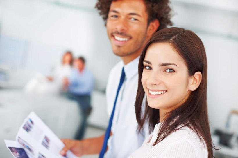 西方人,四个人,伙伴,朋友,商务人士,商务男性,商务女性,办公室,站,坐,笑,微笑,露齿笑,横图,室内,白天,正面,衬衫,友谊,合作,团队,家具,桌子,欧洲,欧洲人,握,套装,朦胧,模糊,时间,材料,档案,时钟,手表,文件,纸,办公桌,墙,领带,拿,计时,拿着,扭头,注视,墙壁,墙面,白色,手稿,资料,钟表,观察,看,站着,转头,表,战略,握着,观看,腕表,证明,察看,象征,庄重,关注,文档,商务装,身份,工薪阶层,办公家具,联合,合谋,正式,地位,配合,协作,男人,男性,年轻女性,女人,女性,中年男性,中年女性,白种人,白领,上班族,钟,站立,坐着,半身,彩图,衬衣