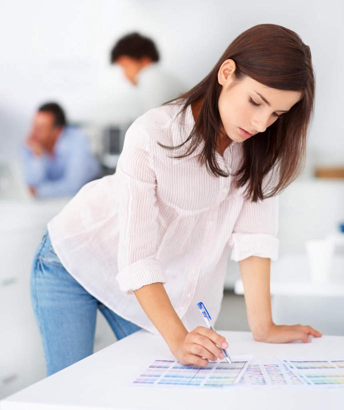 西方人,三个人,伙伴,朋友,商务人士,商务男性,商务女性,办公室,站,坐,竖图,室内,白天,正面,衬衫,友谊,合作,团队,家具,桌子,欧洲,欧洲人,握,套装,朦胧,模糊,笔,材料,档案,文件,纸,办公桌,墙,办公用品,拿,拿着,注视,水笔,墙壁,墙面,文具,白色,手稿,学习用品,资料,低头,观察,看,站着,战略,握着,观看,文具用品,证明,察看,书写,关注,文档,商务装,工薪阶层,办公家具,联合,合谋,配合,协作,男人,男性,年轻女性,女人,女性,中年男性,白种人,白领,上班族,站立,坐着,半身,彩图,衬衣