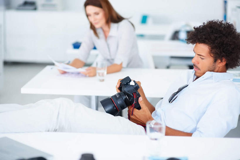 西方人,两个人,伙伴,朋友,商务人士,商务男性,商务女性,办公室,坐,笑,微笑,横图,室内,白天,正面,衬衫,友谊,合作,团队,水,家具,桌子,杯子,相机,欧洲,欧洲人,握,套装,朦胧,模糊,材料,档案,文件,液体,办公桌,墙,拿,拿着,注视,饮用水,墙壁,墙面,玻璃制品,拍照,白色,数码相机,水杯,资料,矿泉水,低头,观察,看,单反,战略,握着,摄影,观看,单反相机,察看,关注,文档,商务装,工薪阶层,蒸馏水,办公家具,联合,合谋,配合,协作,男人,男性,年轻女性,女人,女性,中年男性,白种人,白领,上班族,玻璃杯,照相机,坐着,半身,彩图,衬衣,照相